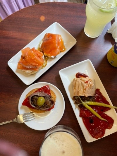 정말 맛있고 현지 느낌 가득한 곳이에요. 이곳 시그니처 맥주도 있어요. 하지만 여름엔 에어컨이 없고 앉는 곳 없이 서서 먹어야 합니다.