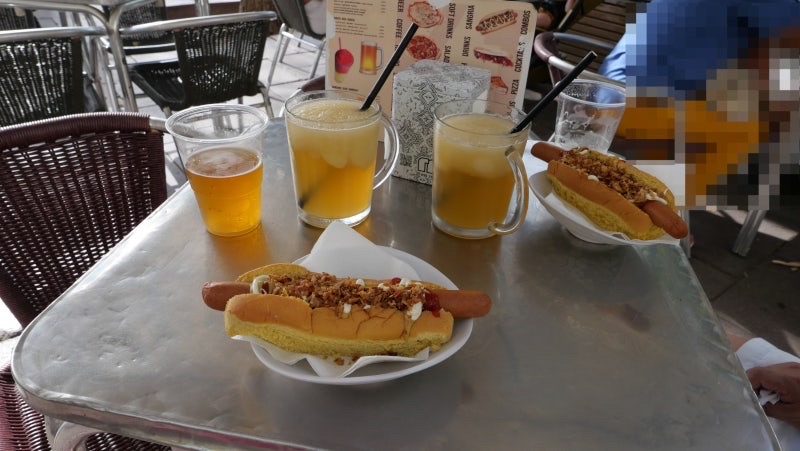 날씨 좋을 때 가면 정말 최고예요! 근처에
테이크아웃 맥주도 파는데 더운 여름에 진짜 시원하게 맛있게 먹었어요!! 고급 요트가 정박한 곳이라 주변에 고급 레스토랑들이 많은데 한번쯤 그냥 노천 맥주나 레스토랑 즐겨봐도 좋은 것 같아요. 