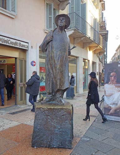 에르베 광장 (Piazza delle Erbe)