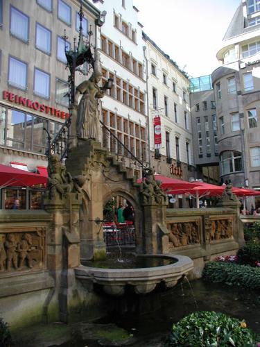 작은 요정의 분수 (Heinzelmaennchenbrunnen)